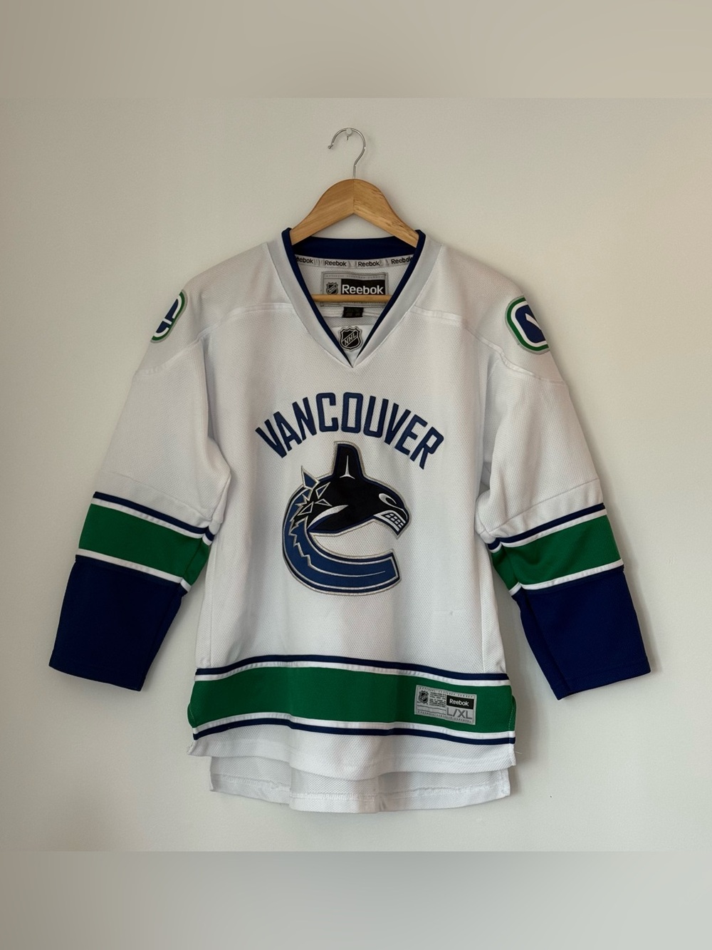 Reebok Vancouver Canucks NHL Jersey Youth L/XL White Blue Green Orca Logo